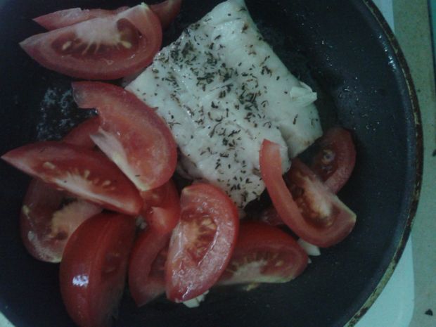 Delikatna rybka z duszonymi pomidorami 