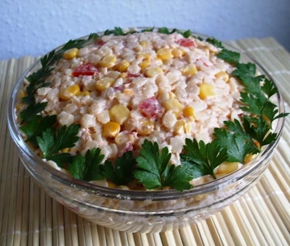 Delikatna salatka z tunczykiem 
