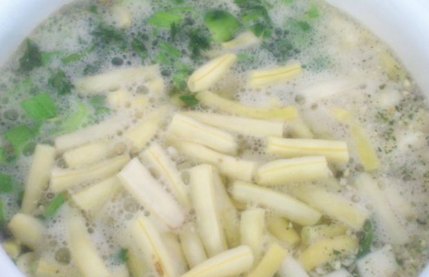 Delikatna zupa z żółtą fasolką szparagową