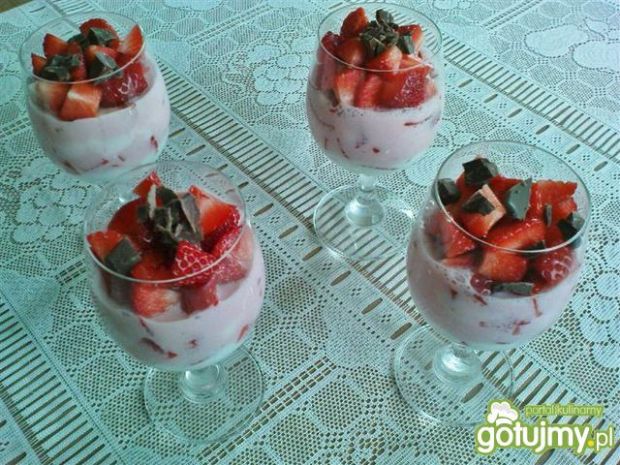 Deser jogurtowo-truskawkowy z czekoladą