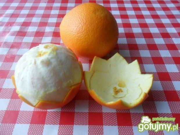 Deser owocowy w miseczkach z pomarańczy