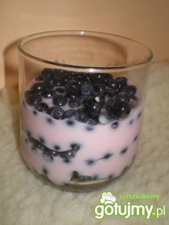 Deser z jogurtu i jagód