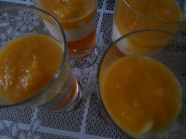 Deser z pomarańczowym akcentem