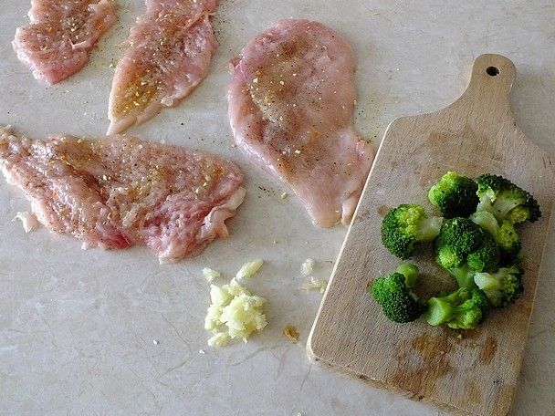Dietetyczne roladki drobiowe z brokułem