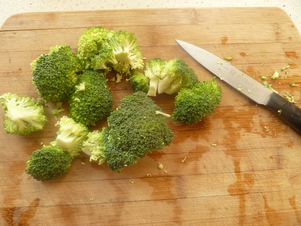 Dietetyczne roladki z kurczaka z brokułem
