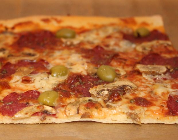 Domowa pizza peperoni