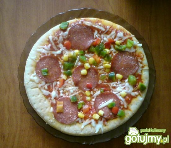 Domowa pizza z salami