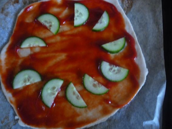 Domowa pizza z szynką i warzywami