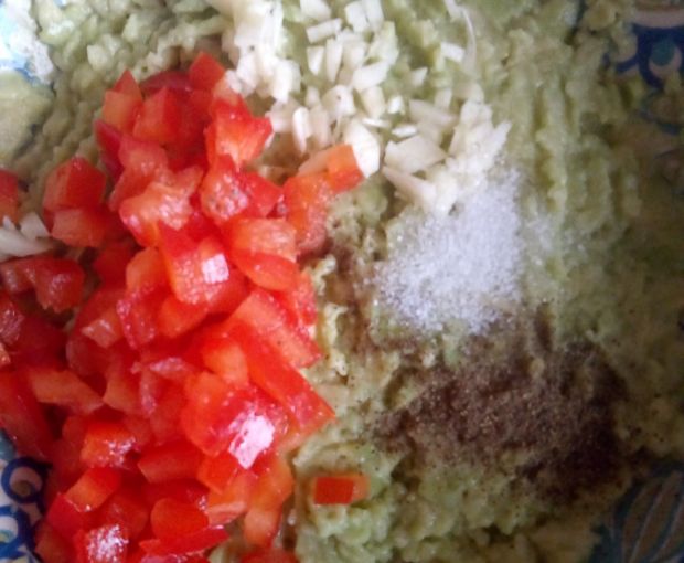 Domowe guacamole z czerwoną papryką 