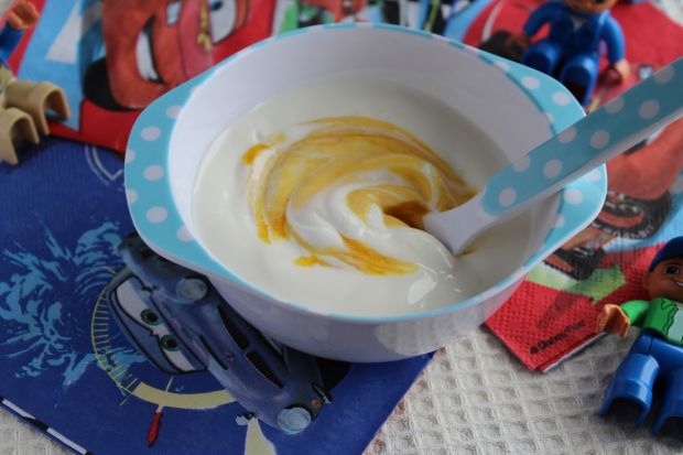 Domowy deser jogurtowy z brzoskwiniami i bananami