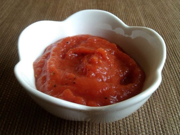 Domowy ketchup z czosnkiem 