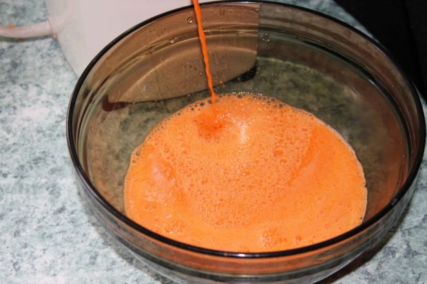 Domowy sok pomarańczowo-marchewkowy