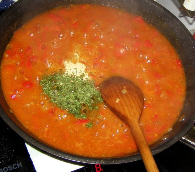 Dorsz czarny w sosie pomidorowo-paprykowym