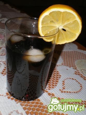 Drink z coca-colą i cytryną