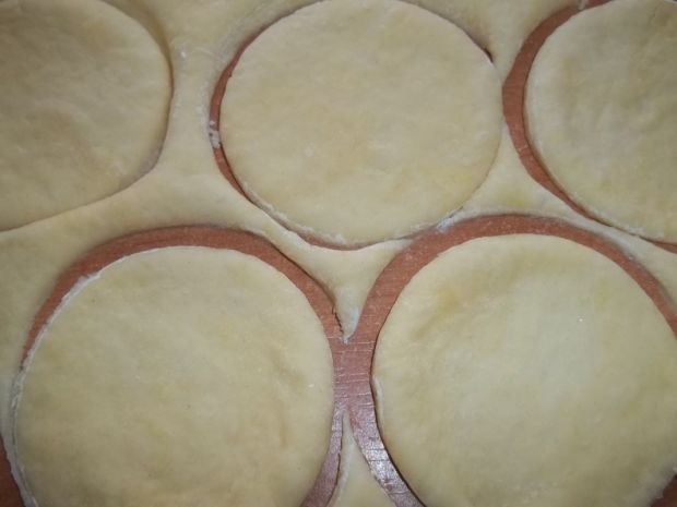 Drożdżowe ciasteczka z malinami