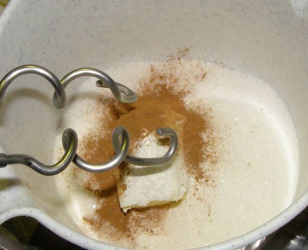 Drożdżowe ciasto śliwkowe z kruszonką cynamonową