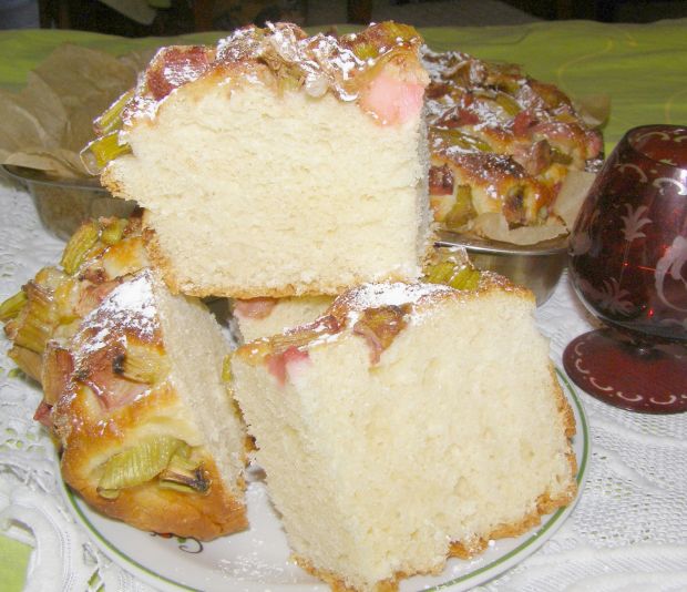 Drożdżowe ciasto z rabarbarem