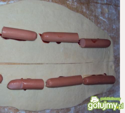 Drożdżowe hot-dogi