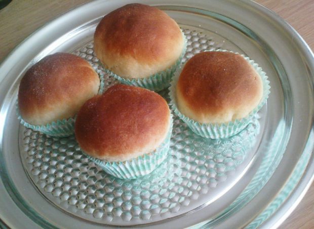 Drożdżowe muffinko-bułeczki z marmoladą truskawkow
