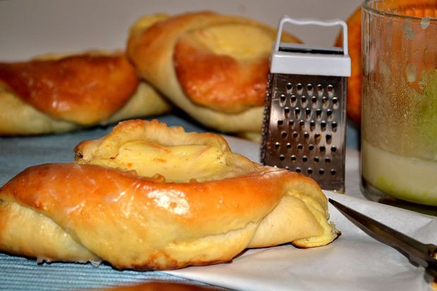 Drożdżówki z pomarańczowym serem