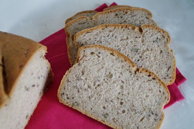 Drożdżowy chleb pszenno-żytni z ziarnami