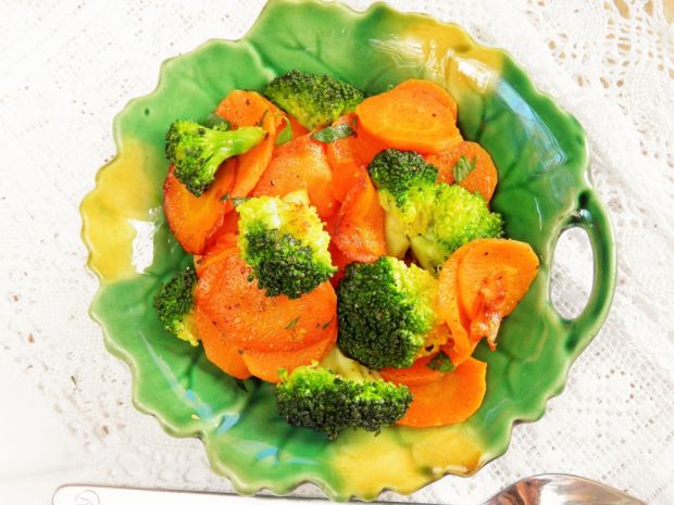 Duszone warzywa  marchewka z brokułem 