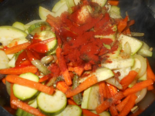 Duszone warzywa z sosem chili