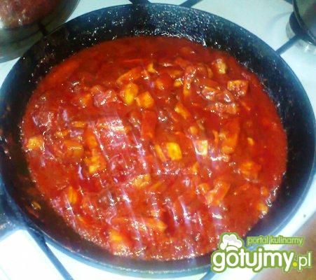 duszony boczek w pomidorowym sosie