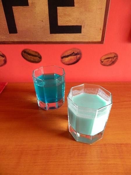 Dwa drinki na bazie "blue curacao"