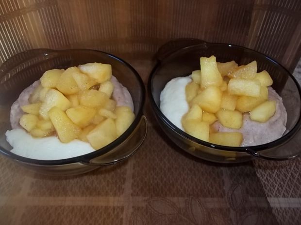 Dwukolorowa kaszka z jabłkami