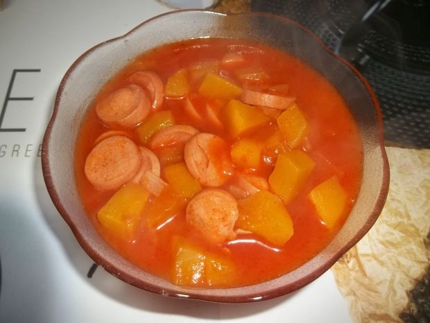 Dynia z parówkami w sosie pomidorowym