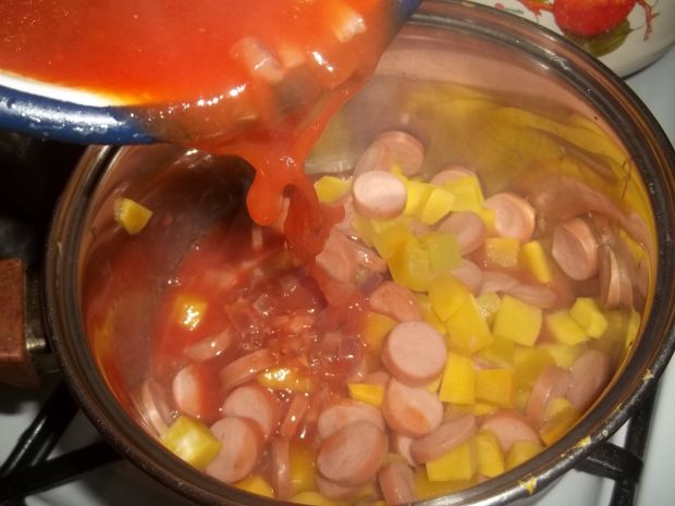 Dynia z parówkami w sosie pomidorowym