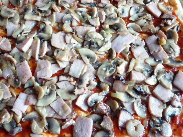 Dyniowa pizza z pieczarkami i wędliną
