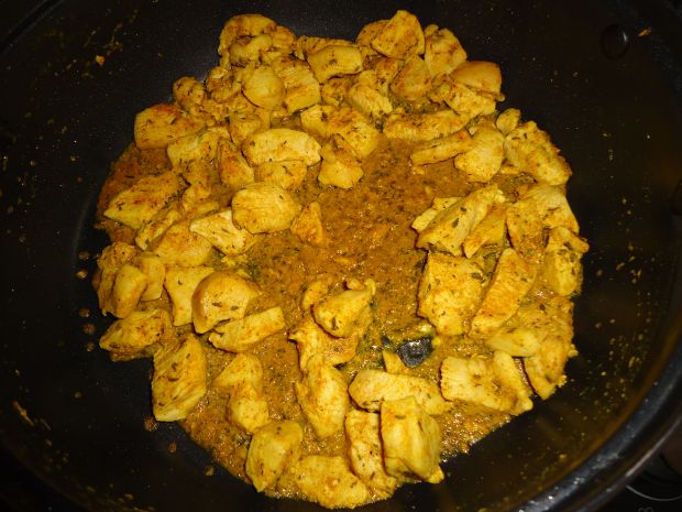 Egzotyczna sałatka z kurczakiem i curry