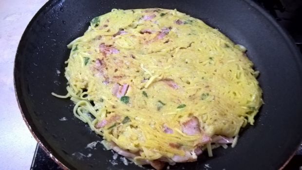 Ekspresowy omlet makaronowy