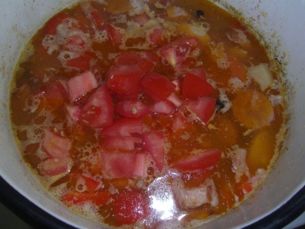 Fasola po bretońsku z pomidorem i papryką