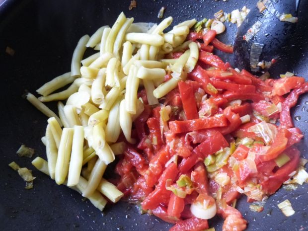 Fasolka szparagowa z papryką i pomidorami