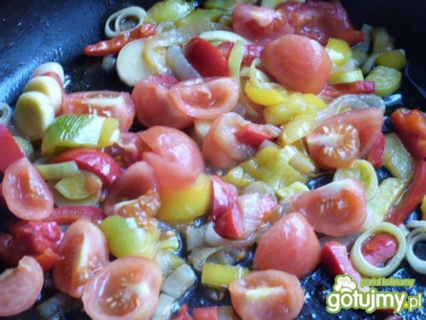 Fasolka szparagowa z pomidorami i cebulą