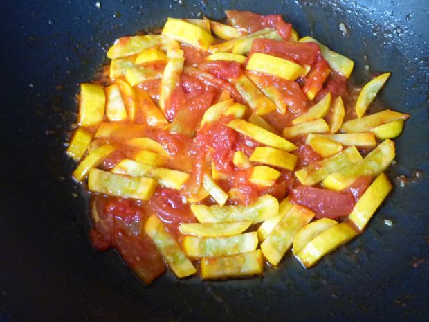Fasolka szparagowa z pomidorami i cukinią