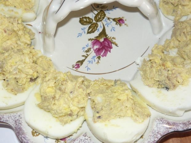 Faszerowane jajka z wędzonymi szprotkami