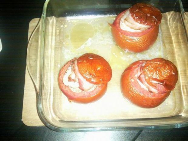 Faszerowane pomidory mięsem mielonym.