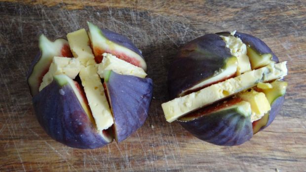 Figi pieczone z boczkiem i serem pleśniowym
