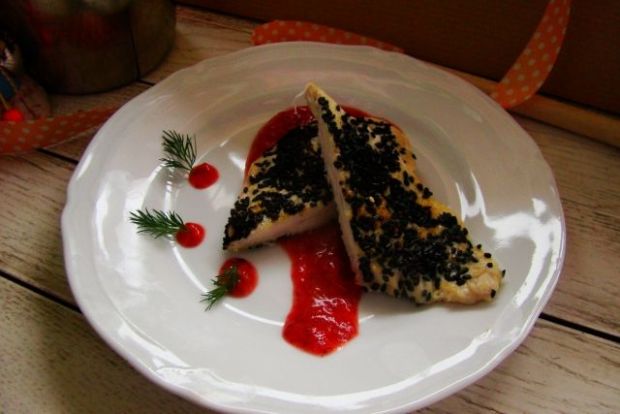 Filet w czarnuszce z sosem miodowo- truskawkowym 