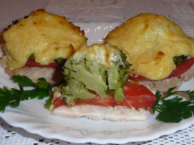 Filety zapiekane z brokułem i pomidorem 