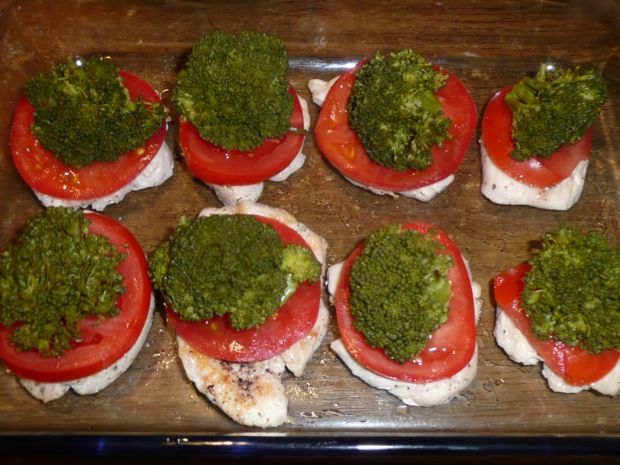 Filety zapiekane z brokułem i pomidorem 