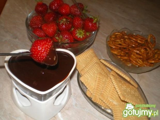 Fondue czekoladowe z owocami i ciastkami