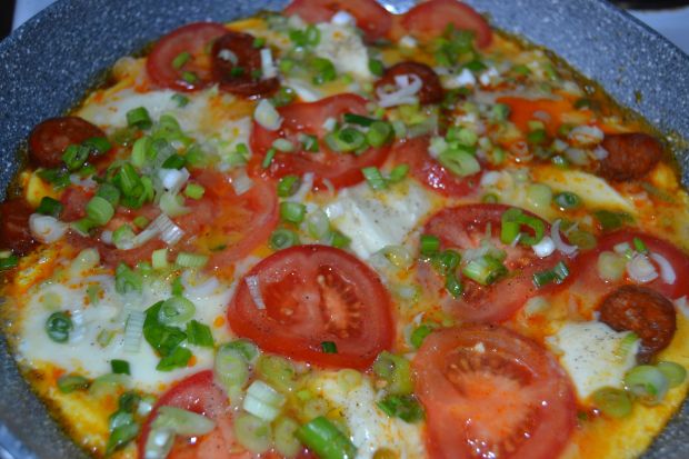Frittata z chorizo, mozzarellą oraz pomidorami 