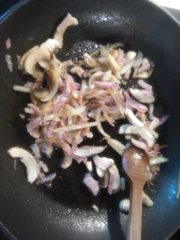 Frittata z szynką, pieczarkami i cebulą