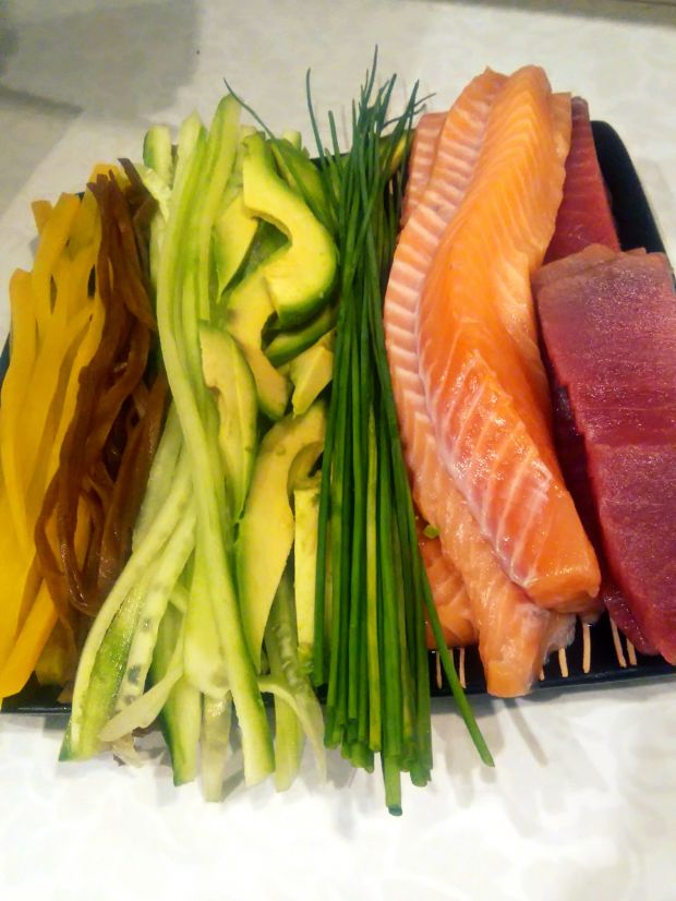 Futomaki i uramaki z tuńczykiem i łososiem  