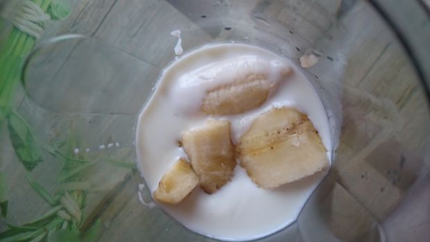 Gęsty koktajl lub jogurt bananowo-figowy